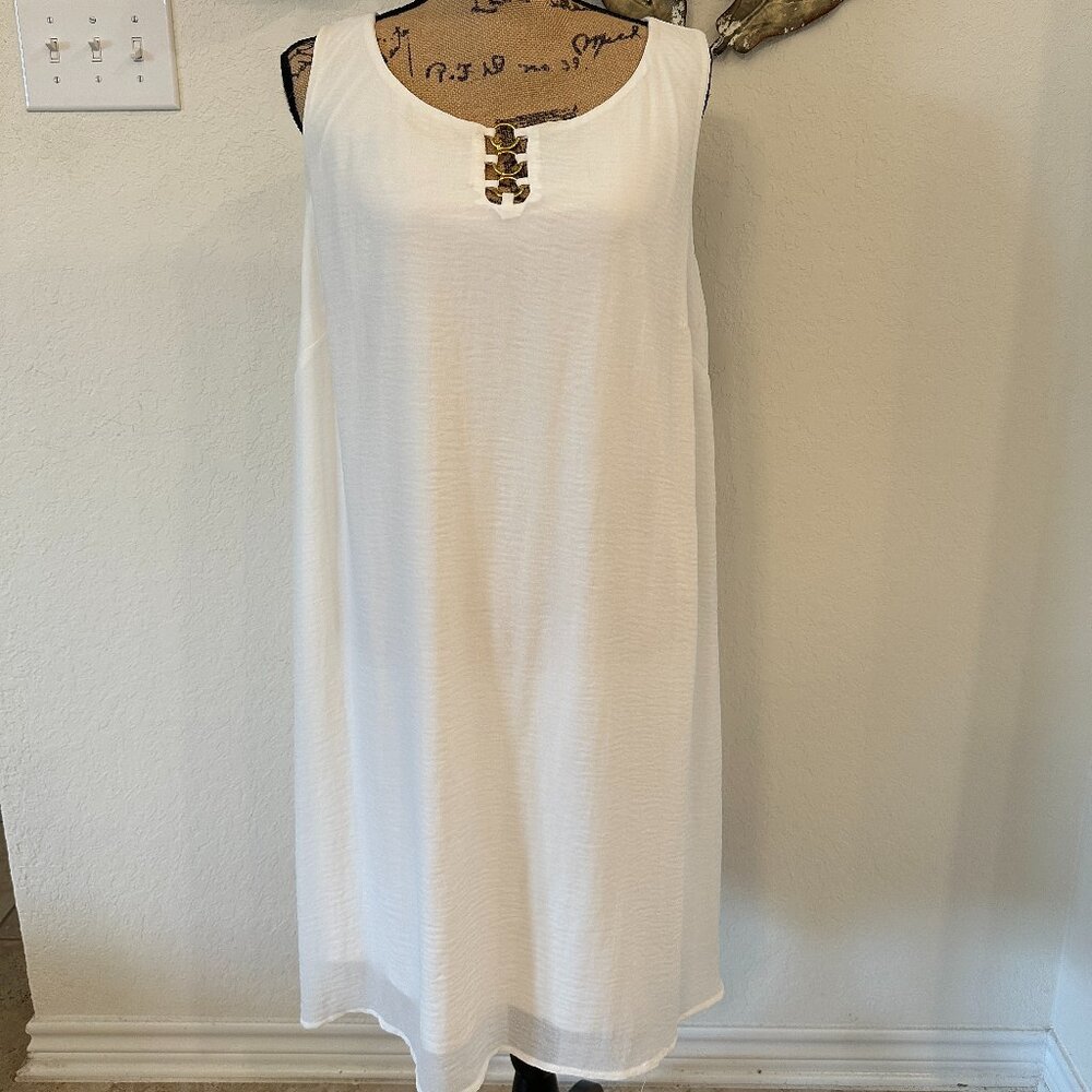 Tacera White Sleeveless Shift Dress w/ Gold Accent (2X) - Picture 2 of 4